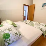 Ostrog Apartman *