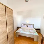Ostrog Apartman *
